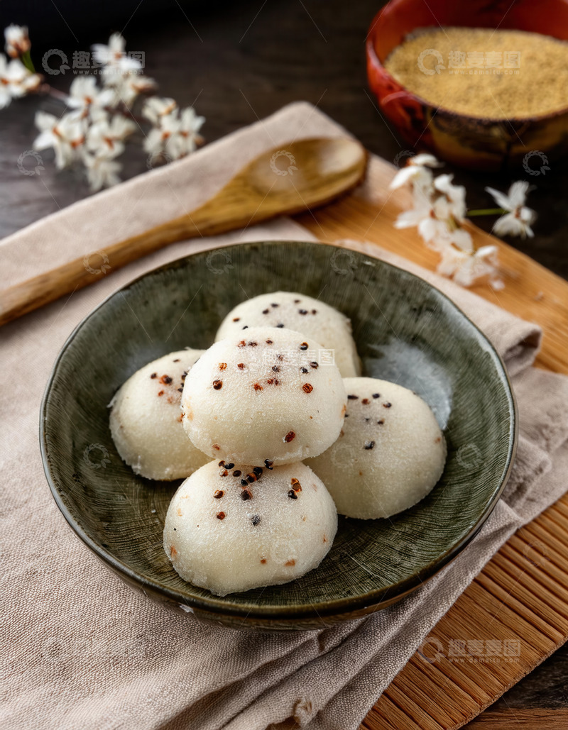 高清大图下载【趣麦麦图】绿盘中式米糕配木勺与花卉