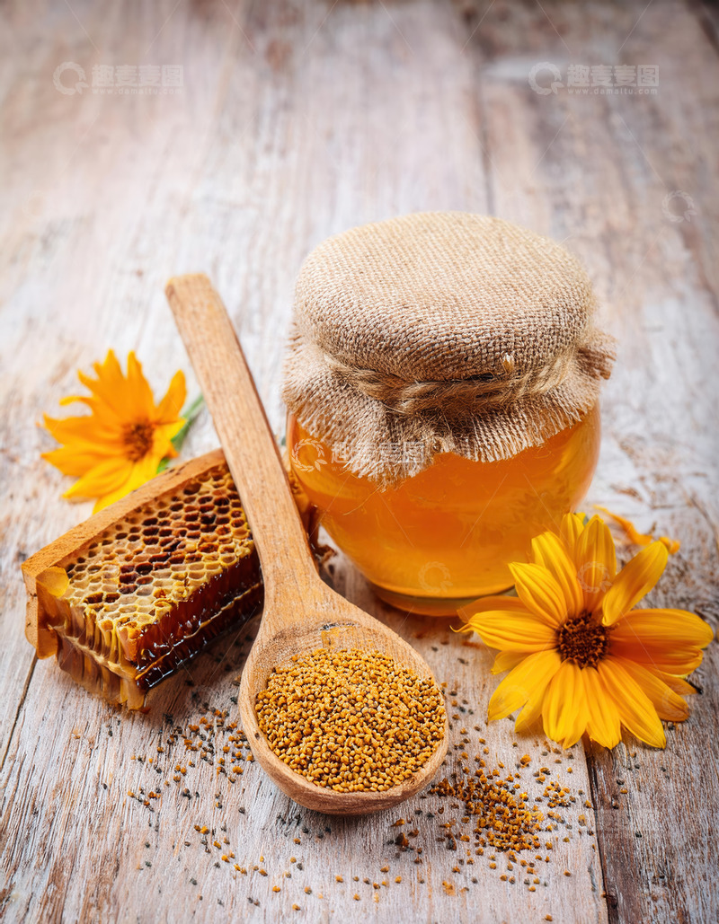高清大图下载【趣麦麦图】蜂蜜:木桌摆蜂蜜蜂巢花粉与小花