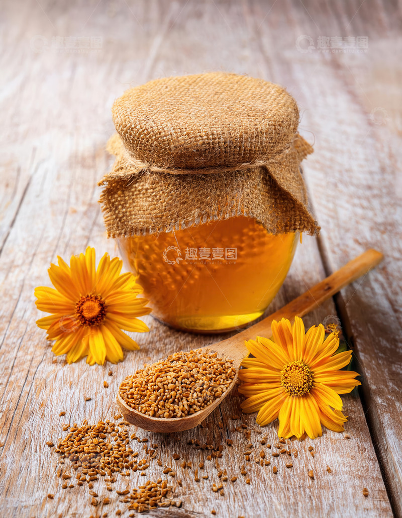 高清大图下载【趣麦麦图】蜂蜜:木桌置蜂蜜花粉与明艳小花