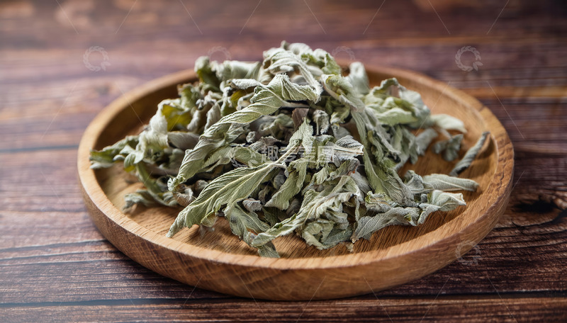 高清大图下载【趣麦麦图】木盘静置艾叶，尽显自然韵致