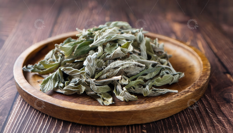 高清大图下载【趣麦麦图】古朴木盘上的清新艾叶