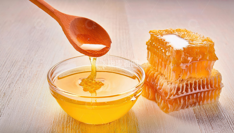 高清大图下载【趣麦麦图】蜂蜜:木勺舀蜜与蜂巢的甜蜜画面