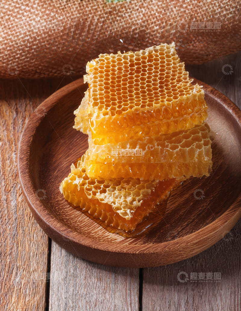 高清大图下载【趣麦麦图】蜂蜜:木盘上堆叠的天然蜂巢蜜块