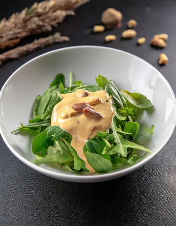 碗中绿叶菜配坚果酱汁的沙拉