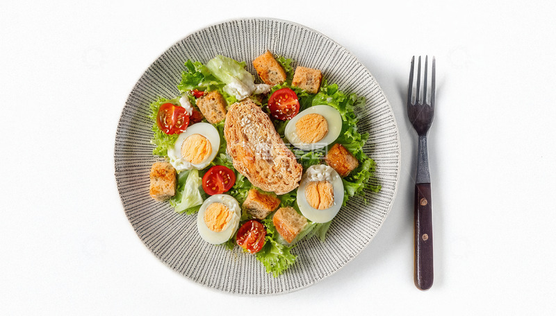 盘中丰富食材搭配的美味沙拉