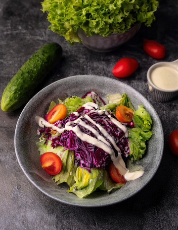 碗内紫甘蓝生菜番茄的多彩沙拉