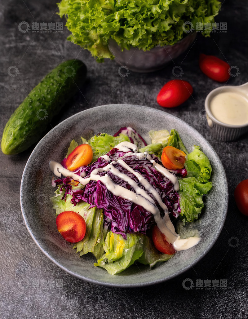 高清大图下载【趣麦麦图】碗内紫甘蓝生菜番茄的多彩沙拉