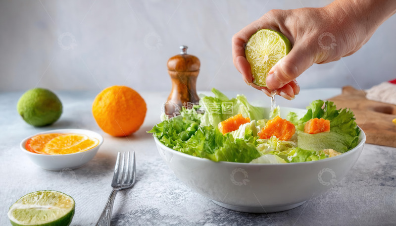 高清大图下载【趣麦麦图】手为生菜沙拉挤青柠汁的画面
