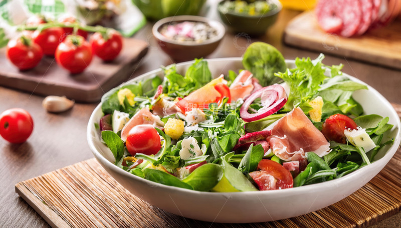 碗中色彩缤纷的美味新鲜沙拉