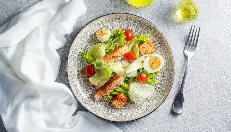 摆盘精致的鸡肉鸡蛋蔬菜沙拉