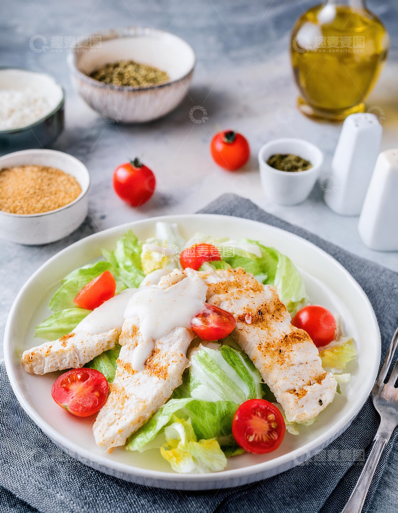高清大图下载【趣麦麦图】盘内鸡肉生菜番茄的精致沙拉