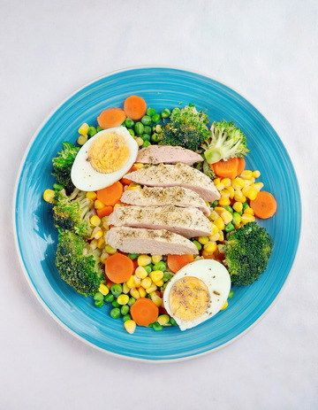 蓝盘装鸡肉蔬菜鸡蛋营养沙拉