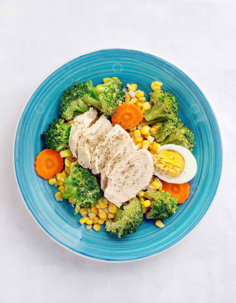 高清大图下载【趣麦麦图】蓝盘内鸡肉蔬菜的营养健身沙拉