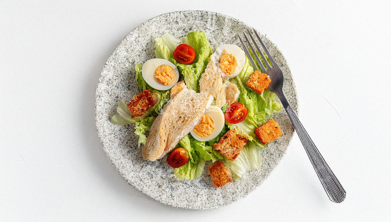 盘内鸡肉鸡蛋配蔬菜的沙拉