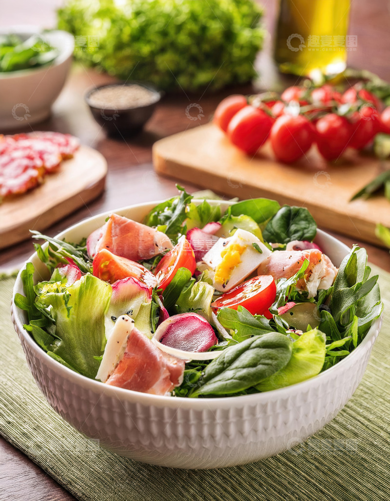 高清大图下载【趣麦麦图】碗内荤素搭配的丰盛美味沙拉