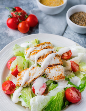 盘中鸡肉生菜番茄的美味沙拉
