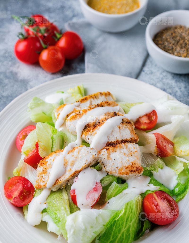 高清大图下载【趣麦麦图】盘中鸡肉生菜番茄的美味沙拉