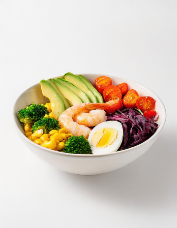碗中鲜虾牛油果蔬菜缤纷沙拉