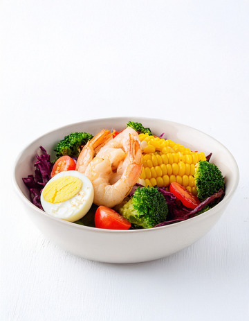 碗中虾仁玉米蔬菜的营养沙拉