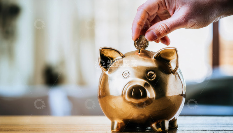 高清大图下载【趣麦麦图】手往金色小猪存钱罐中放硬币
