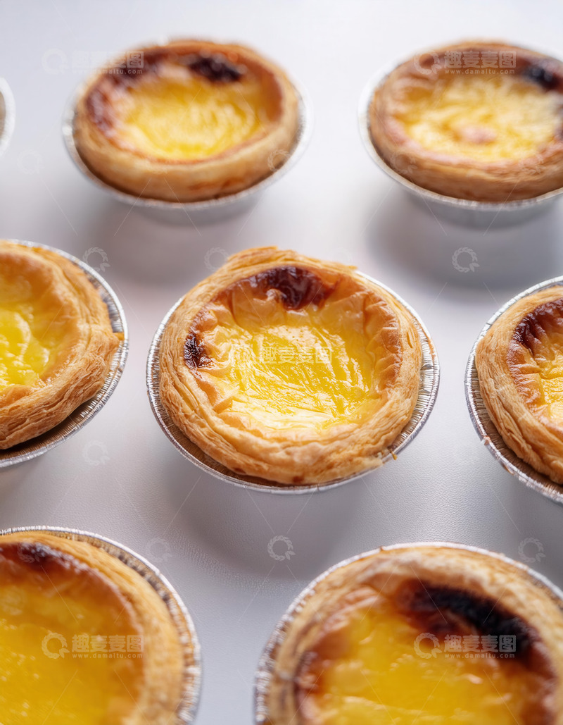高清大图下载【趣麦麦图】白色背景上摆放的金黄美味蛋挞