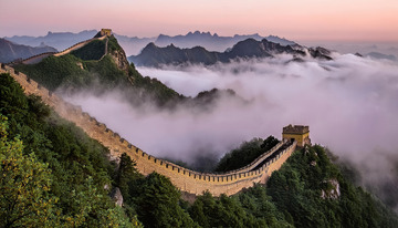 云海青山间绵延的金色长城