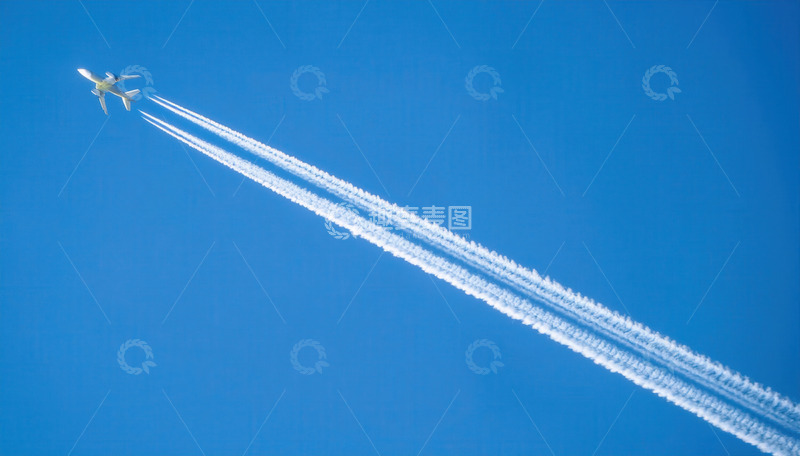 高清大图下载【趣麦麦图】蓝空里拉着尾迹飞行的飞机