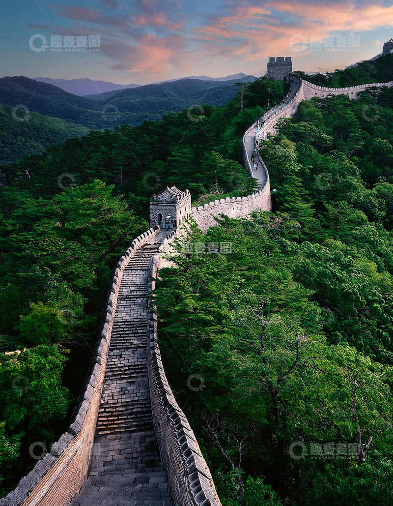 高清大图下载【趣麦麦图】青山绿树间延伸的古老长城