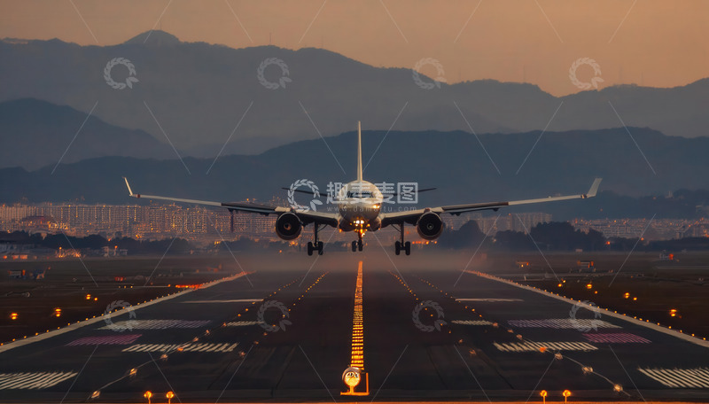 高清大图下载【趣麦麦图】黄昏跑道上准备降落的民航客机