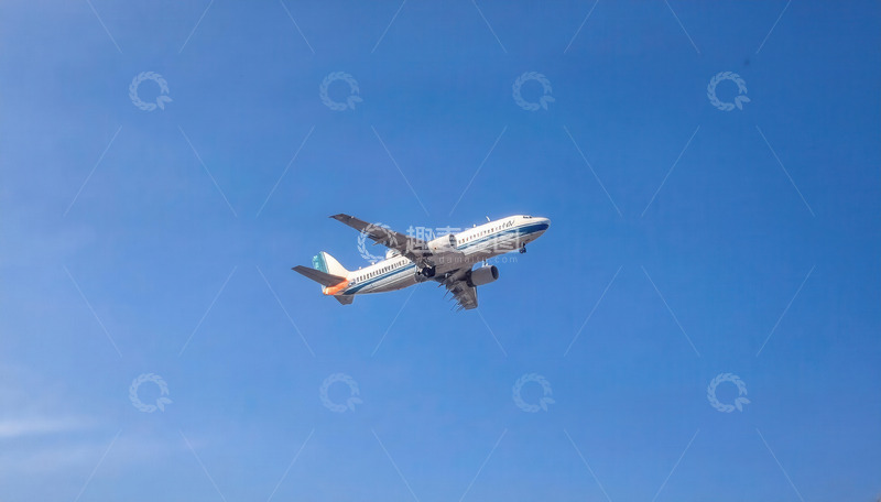 高清大图下载【趣麦麦图】蓝天下飞行的多彩民航客机