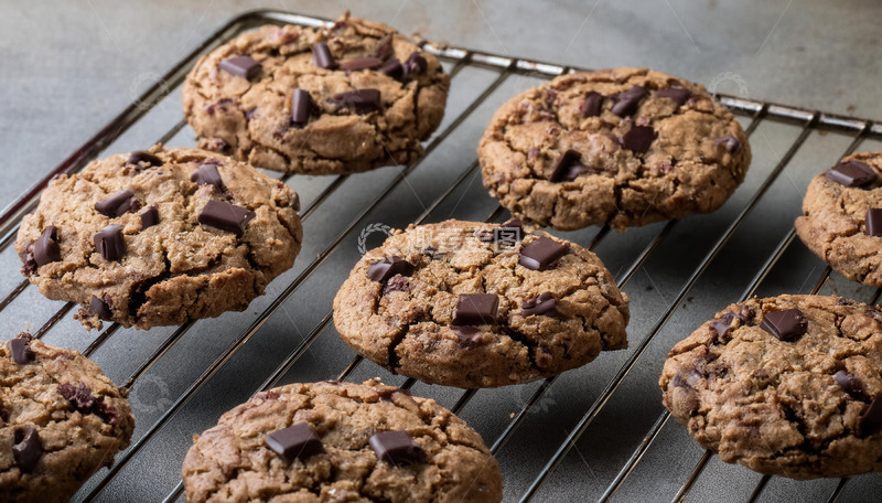 高清大图下载【趣麦麦图】晾架上美味的巧克力块燕麦饼干