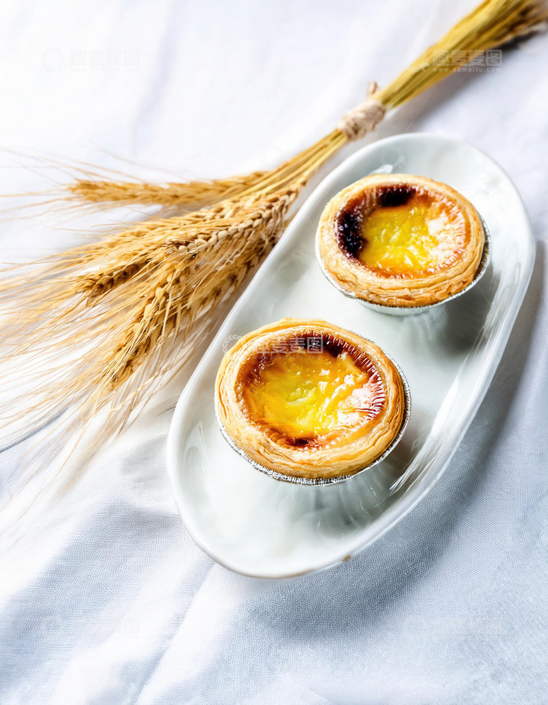 高清大图下载【趣麦麦图】瓷盘双蛋挞伴金黄麦穗摆放