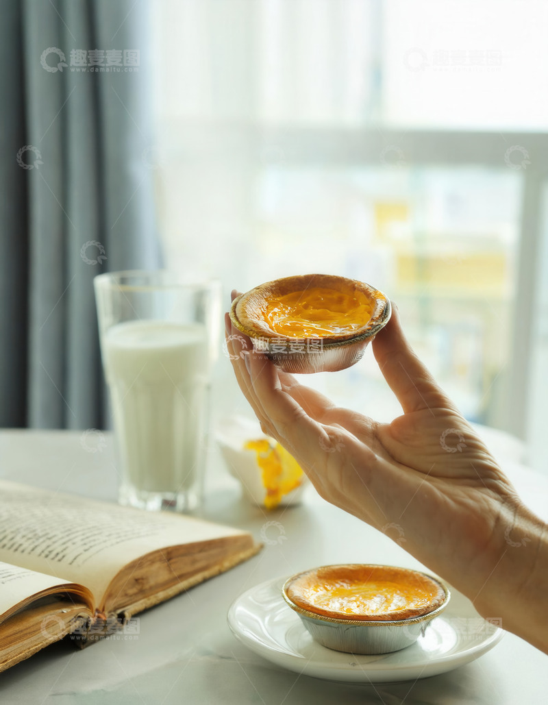 高清大图下载【趣麦麦图】手捧蛋挞，邂逅牛奶与书卷