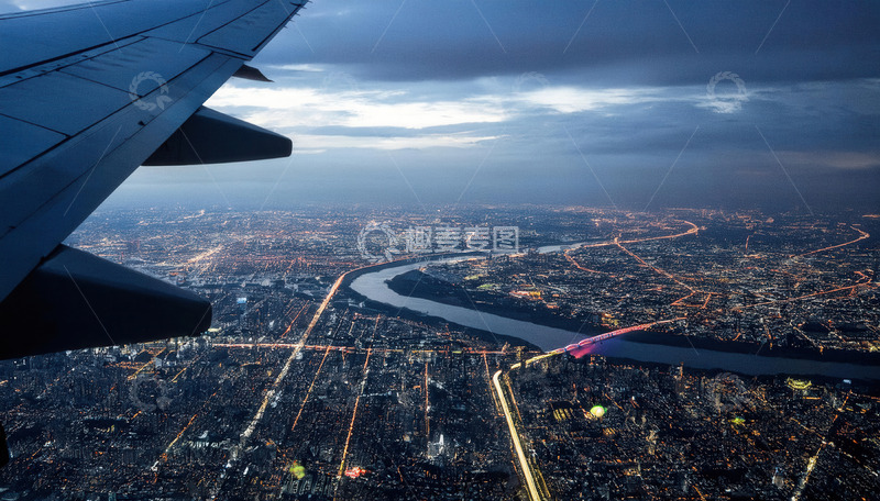 高清大图下载【趣麦麦图】机翼下灯火闪烁的繁华都市