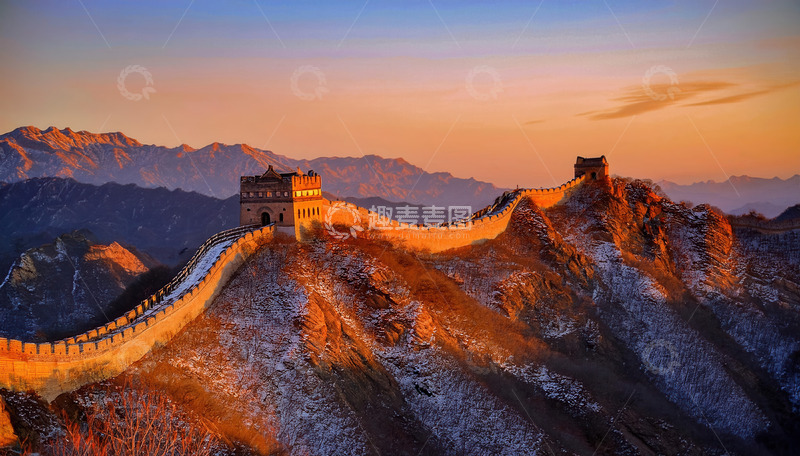 高清大图下载【趣麦麦图】夕照下积雪覆盖的雄伟万里长城