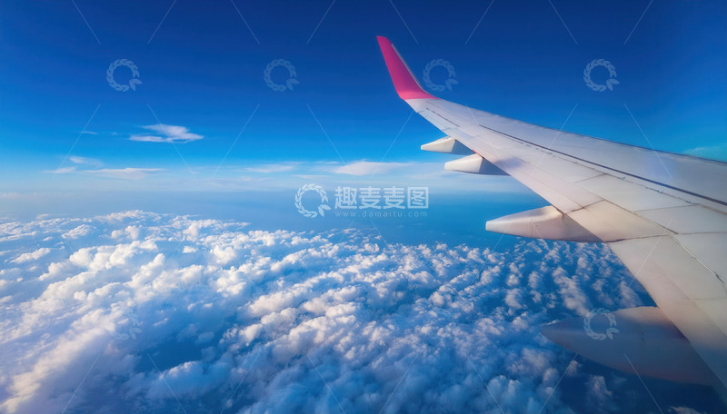 高清大图下载【趣麦麦图】云端之上红尾机翼的壮丽景象