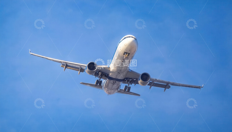 高清大图下载【趣麦麦图】蓝天之上翱翔的大型喷气客机