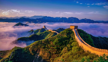 云海青山间雄伟的万里长城