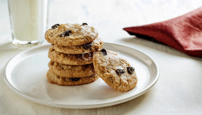 高清大图下载【趣麦麦图】白盘上堆叠的巧克力豆燕麦饼干