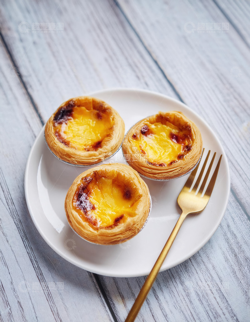 高清大图下载【趣麦麦图】白盘上三枚蛋挞配金色餐叉