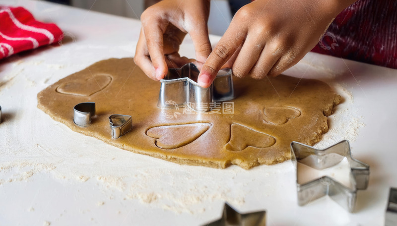 高清大图下载【趣麦麦图】用模具制作心形饼干的温馨场景