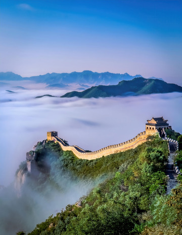 云海青山间的巍峨古老长城