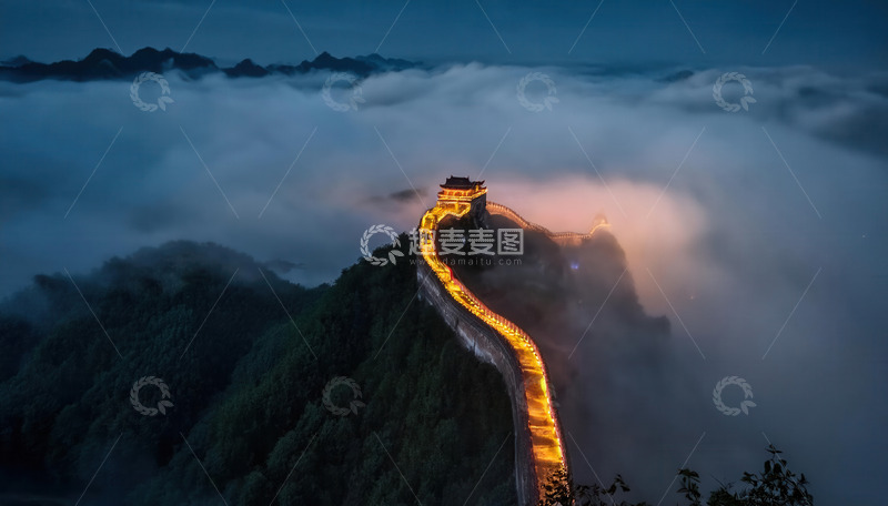 高清大图下载【趣麦麦图】夜雾里闪耀金光的蜿蜒长城
