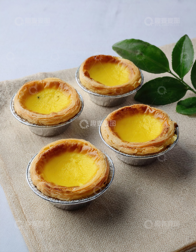 高清大图下载【趣麦麦图】布上四枚蛋挞伴翠绿枝叶