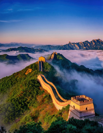 云海青山间闪耀的千年长城
