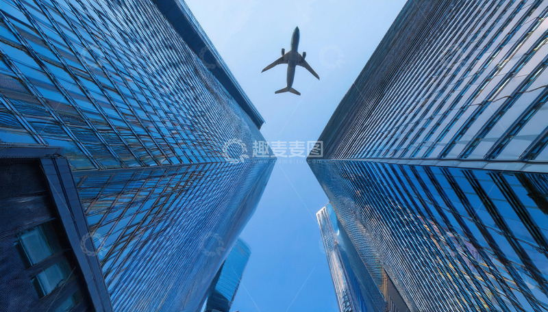 高清大图下载【趣麦麦图】高楼间飞过的一架民航客机