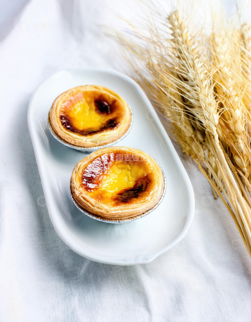高清大图下载【趣麦麦图】白盘双蛋挞旁衬金黄麦穗束