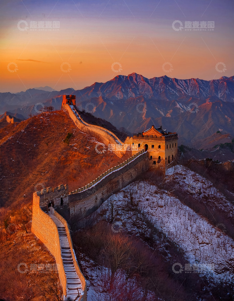 高清大图下载【趣麦麦图】夕阳下雪山中壮丽的古老长城