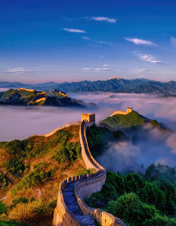 云海青山间蜿蜒的壮丽长城