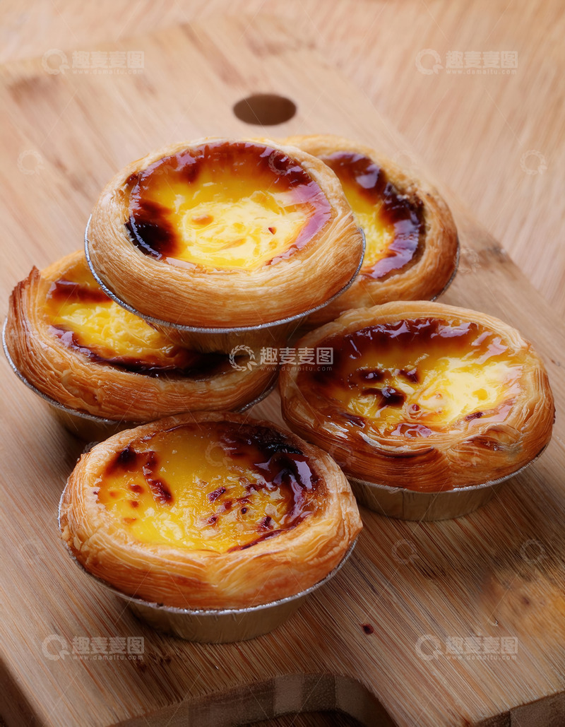 高清大图下载【趣麦麦图】木案板上堆叠的焦斑美味蛋挞